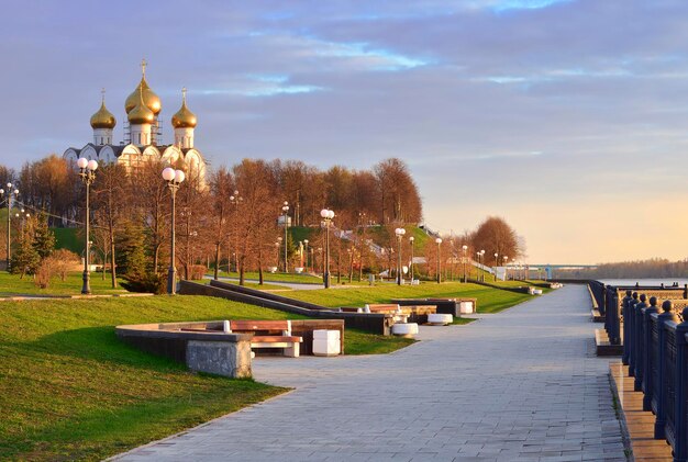 Foto strelka park sulla riva del fiume