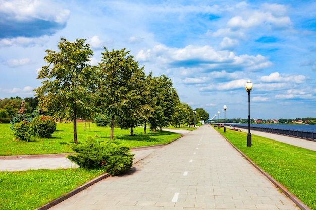 Photo strelka public park in yaroslavl golden ring of russia