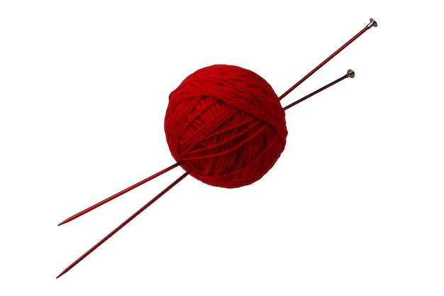 Streng van rode draden voor breien en twee naalden op witte achtergrond