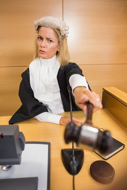 Foto strenge rechter die haar hamer richt