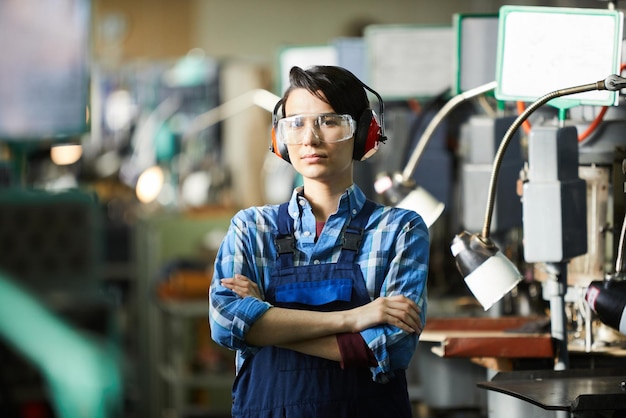 Strenge vrouw in de industrie