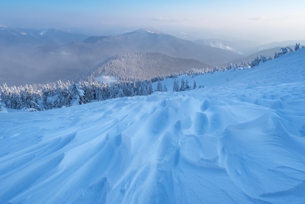 Strenge winterlandschap Sneeuw waait in de bergen Zwaar weer