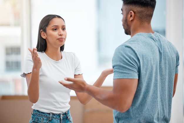 Litigio sullo stress e coppia nella nuova casa che litiga per la crisi del matrimonio, il conflitto del debito e la rabbia dramma donna e uomo arrabbiati in una discussione frustrata insieme ansia e problema commovente