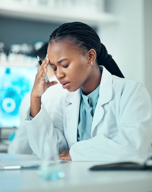Стрессовая чернокожая женщина или ученый с головной болью в лаборатории, страдающий от выгорания, мигрени, измученный, разочарованный или уставший африканский врач, работающий над научными исследованиями с усталостью или напряжением