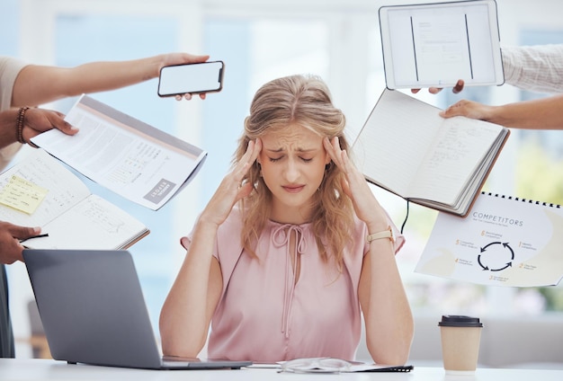 Foto burnout da stress e donna impegnata in ufficio con compiti e progetti mal di testa da parte dei colleghi sovraccarico di lavoro stanco e frustrato dal lavoro e dal multitasking su documenti del laptop ed e-mail sul telefono