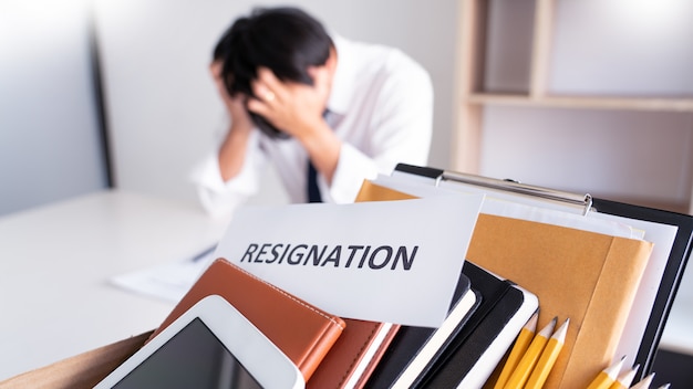 Photo stress businessman with resignation letter