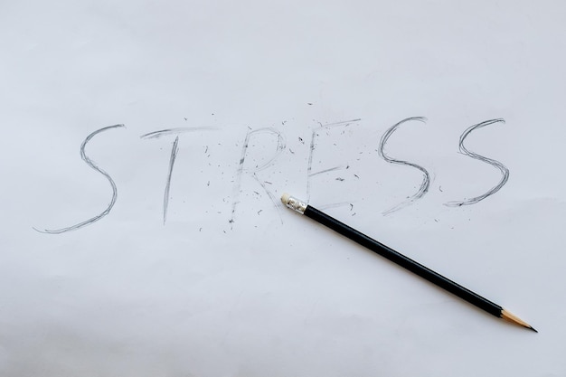 Stress Concept Word stress geschreven op wit papier met zwart gebroken potlood