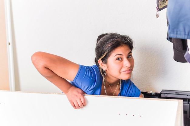 stress en moeilijke berg doe het zelf assemblage repareren onafhankelijke Boliviaanse jonge Latijnse vrouw