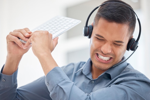 Foto stress uomo frustrato o arrabbiato nel call center che rompe la tastiera del computer nella consulenza crm fallisce o 404 glitch problema di rabbia urla pazze o agente del servizio clienti pazzo nel successo tecnologico