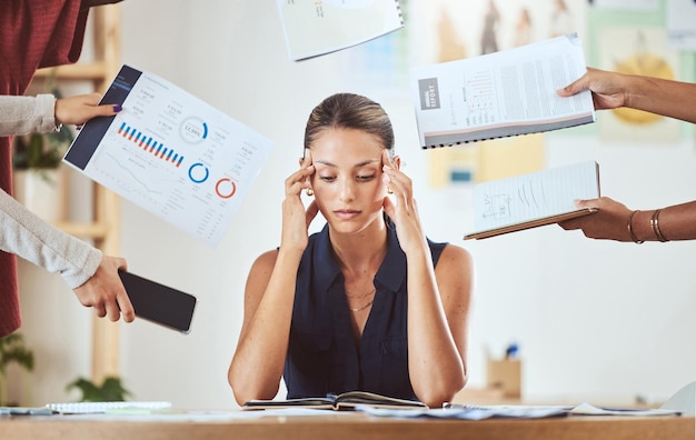 Stress hoofdpijn en burn-out met zakenvrouw die zich overweldigd voelt door een druk schema en deadline in een kantoor Bedrijfsmedewerker die lijdt aan angst en mentale instorting door werkdruk en taken