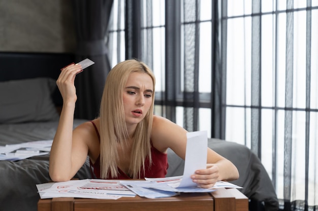 Stress jonge vrouw zitten aan tafel betalen creditcard schulden blithe