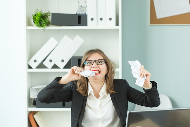 Stress kantoor en mensen concept een vrouw werknemer met veel werk zittend aan tafel in kantoor