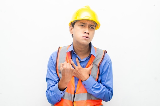 stress over werk bouwvakker in gekke woedende uitdrukking. Aziatische mannelijke arbeider die zwaar schreeuwt.