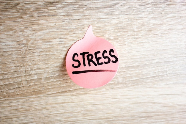 写真 ストレスの文字を紙に書いてストレスの言葉で注記してください