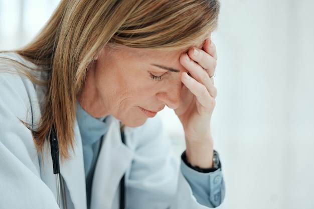 ストレス 女性と医師 頭痛 失敗した手術 病院でのミスや損失 病気の偏頭痛 疲れた医療従事者 疲労 鬱や不安 医療危機や挑戦
