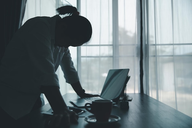 Stress zakenvrouw van hard werken depressie op kantoor vermoeide en angstige werknemer vrouw met ongelukkige problemen op de baan jonge zakenvrouw die verdrietig voor de laptop zit op het bureau
