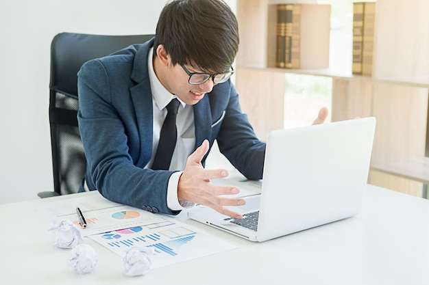 Photo stressed businessman sitting at desk in office