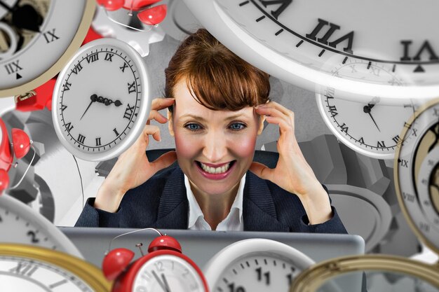 Photo stressed businesswoman against grey background