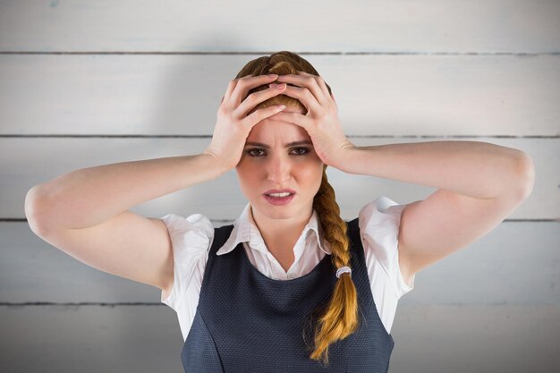 Foto donna di affari stressata con le mani sulla testa contro tavole di legno dipinte di blu