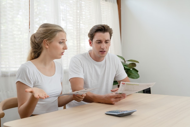 Coppia stressata giovani problemi finanziari familiari seduti nel soggiorno di casa