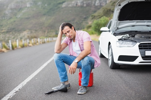 車の故障後にストレスを与えられた男