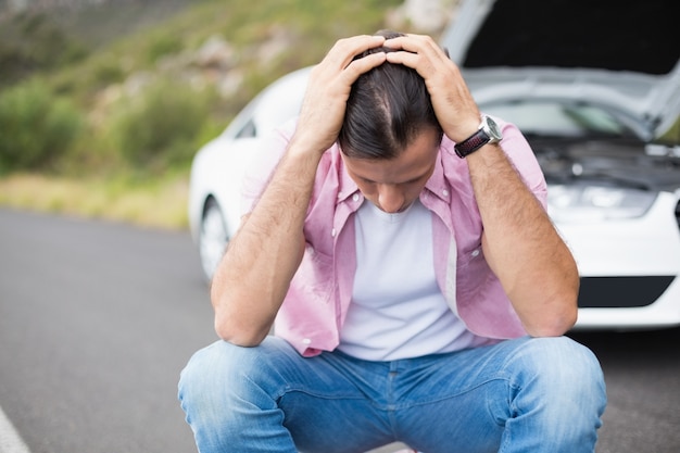 Photo stressed man after a car breakdown