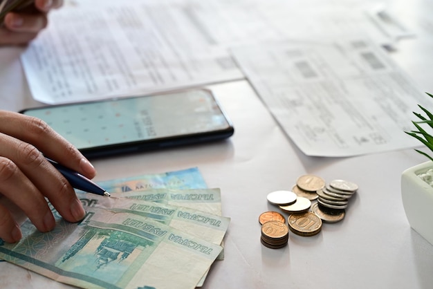 ストレスを感じた男性は、電気の支払いにショックを受け、金銭的な問題に直面しました