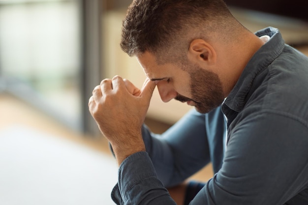 Photo stressed middle aged man suffering from unhappiness alone at home