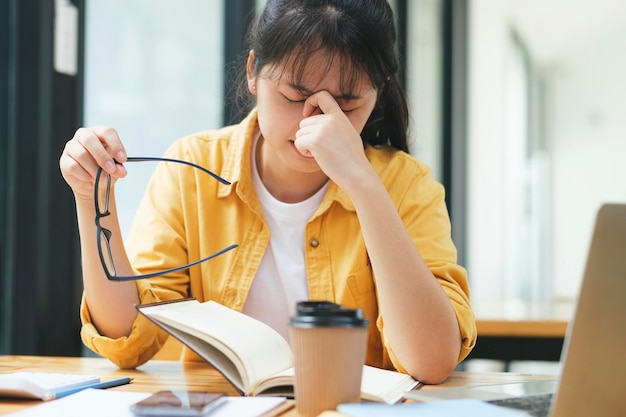 Donna d'affari stressata da superlavoro in ufficio