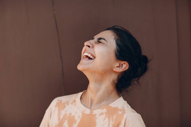 Donna stressata che soffre di colpo di calore e rinfrescante versando con acqua fredda al di fuori del tempo anormale...