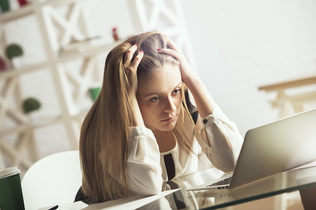 Photo stressed woman using laptop