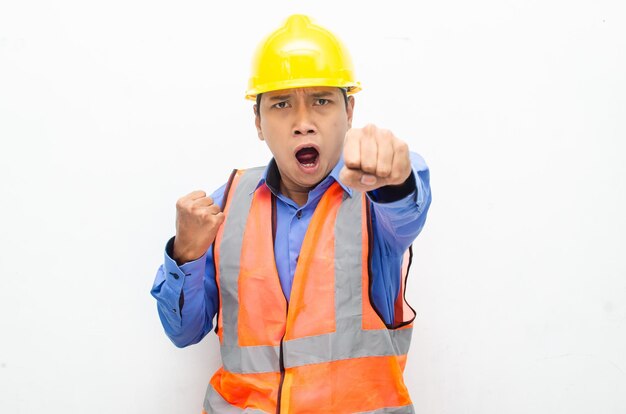安全ユニフォームを着たアジア人男性建設労働者が描いた仕事のコンセプトを強調