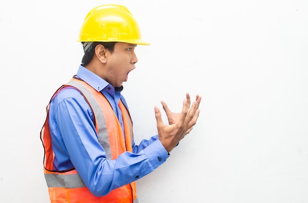 안전 제복을 입은 아시아 남성 건설 노동자가 설명하는 작업 개념에 대해 스트레스를 받음