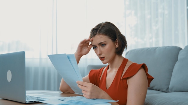 Foto una giovane donna stressata ha problemi finanziari, un debito sulla carta di credito per pagare il primario.