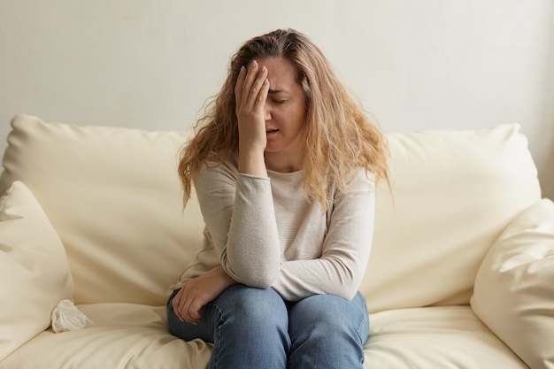 Foto persona emotiva depressa stressante con ansia