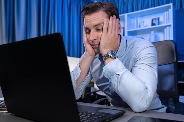 Стрессовый работающий бизнесмен ожидает отправки электронной почты Sellable
