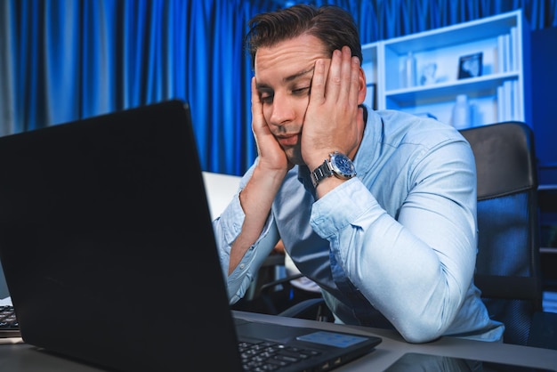 Стрессовый работающий бизнесмен ждет отправки электронной почты обратно продаваемой