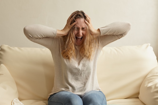 Foto stressvolle depressieve emotionele persoon met angst