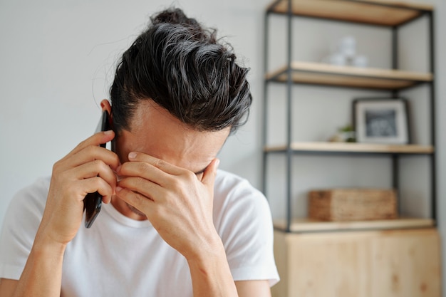 Stressvolle man praten over de telefoon