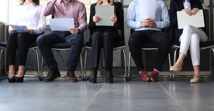 Foto stressvolle mensen wachten op sollicitatiegesprek