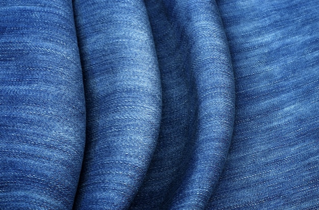 Stretch denim is blauw van kleur