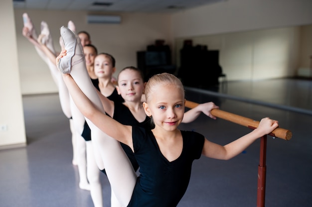 Stretching, bambini nella lezione di danza classica.