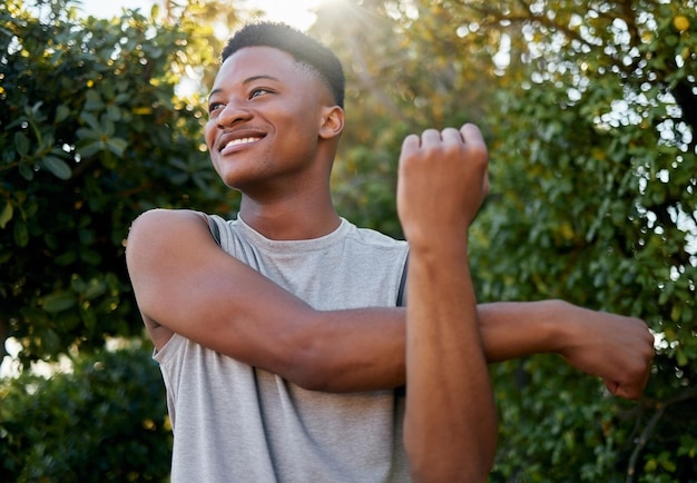 Stretching denken en zwarte man in de natuur voor hardlopen, fitness en sport in Marokko Runner training en atleet met een warming-up om te beginnen met cardio-oefeningen en buitensporten in een park