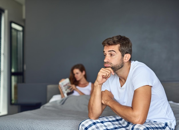 Strijden verveeld en negeren met koppel in slaapkamer van huis voor conflict kwestie of huwelijksproblemen onenigheid vechten of denken met ongelukkige man en vrouw op bed in appartement voor relatie drama