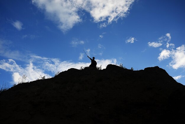 Strijder met een zwaard silhouet een lucht ninja