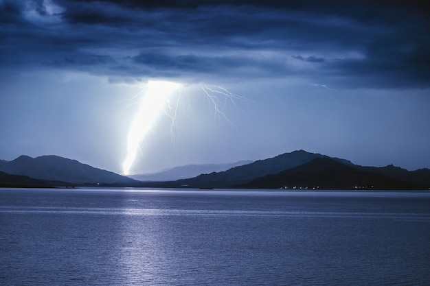 Фото Удар молнии по горному озеру