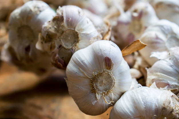 Strikje knoflook op houten achtergrond