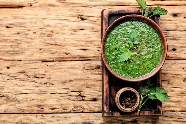 Stringing nettle soup