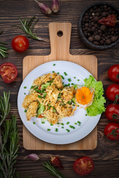 Strip kip salade een bord met een geel ei erop