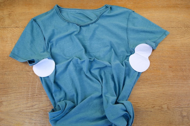 Strip van zweet bevestigd aan de oksels aan t-shirt